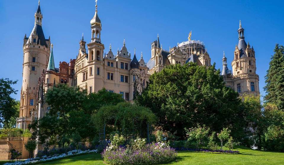 2 Stunden von Berlin erreicht ihr eines der prachtvollsten Historismus-Schlösser Europas: UNESCO-Welterbe mit über 1.000 Türmen, Kuppeln, Giebeln und Ornamenten sowie 650 prunkvollen Räumen