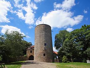 À seulement une heure de Berlin, l&rsquo;un des châteaux médiévaux les mieux conservés du Brandebourg se dresse sur un rocher de 153 mètres de haut, avec sa propre fauconnerie et une vue à couper le souffle.