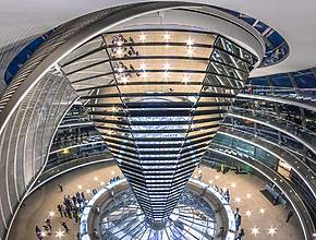 À la tombée de la nuit, profitez gratuitement d&rsquo;une vue panoramique à 360° sur les toits de Berlin : le bâtiment le plus important de la nation allemande offre la meilleure vue sur la ville depuis sa coupole en acier de 800 tonnes !