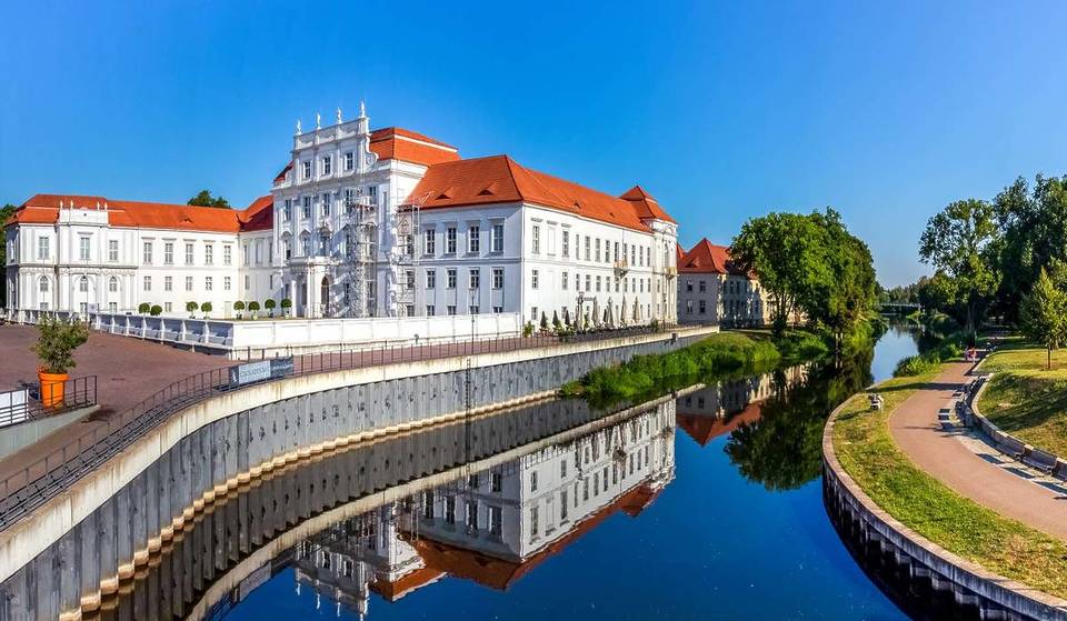 30 km nördlich von Berlin gelangt ihr zum ältesten Barockschloss Brandenburgs: Es vereint königliche Geschichte mit einem weitläufigen Schlosspark und gilt als echter Geheimtipp im Schatten von Potsdam!