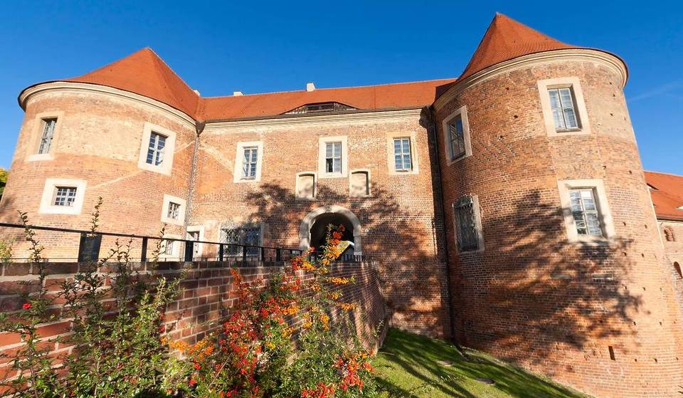 À seulement 1 heure de Berlin, découvrez l&rsquo;un des châteaux les plus anciens et les plus imposants du Brandebourg, riche de 3000 ans d&rsquo;histoire : chauffage au sol médiéval, musée et station thermale avec bassin d&rsquo;eau salée à 34 °C juste à côté !