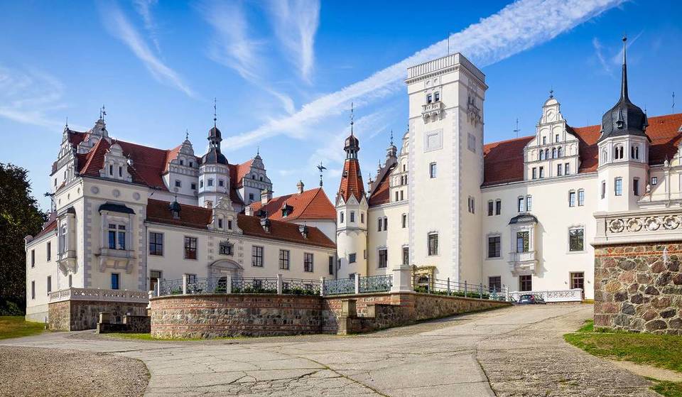 A un’ora da Berlino, su un’isola, c’è uno dei castelli più imponenti del Brandeburgo: comprato nel 1998 per solo 1 marco, oggi ospita una torrefazione di caffè e una fabbrica di cioccolato e gelato!