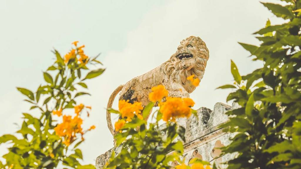 Goldener Löwe am Schloss Glienicke