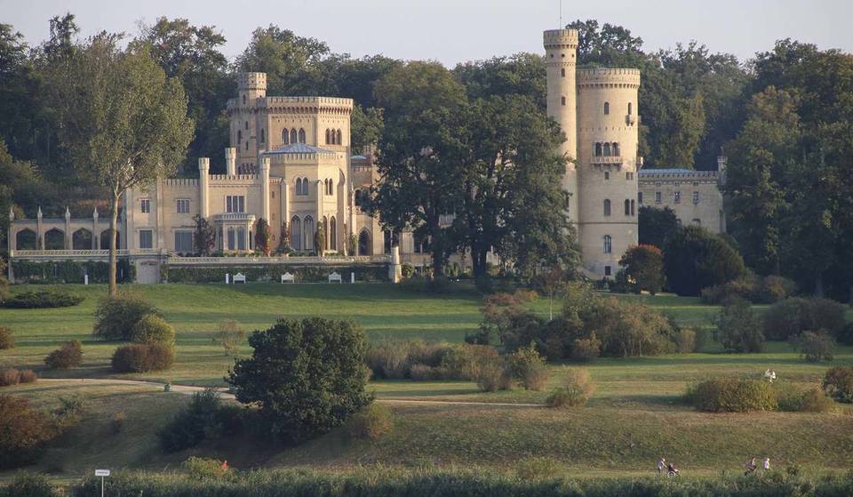A 35 km da Berlino, residenza estiva del principe ereditario prussiano: dal 1990 patrimonio dell’UNESCO, con uno dei complessi neogotici più belli della Germania e un’architettura paesaggistica al livello di Versailles.