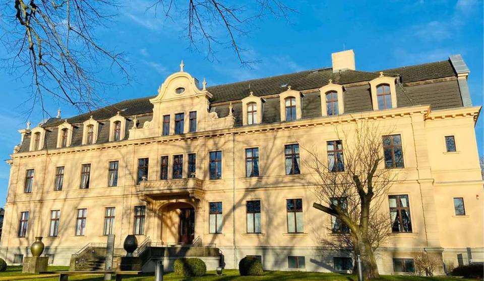 A 50 minuti da Berlino c’è un castello reso famoso in tutto il mondo dalla poesia di Fontane: con il leggendario pero al centro del complesso e un’esclusiva mostra permanente in onore del poeta.