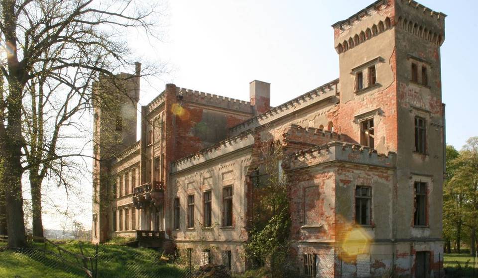 Nur 1,5 Stunden von Berlin entfernt verfällt dieses englische Tudor-Schloss langsam im Wald von Brandenburg