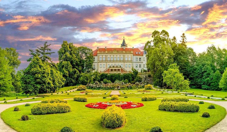 A 50 km da Berlino si trova un castello da favola con uno dei parchi paesaggistici più importanti del Brandeburgo: un gioiello neogotico immerso in 100 ettari di natura in stile inglese.