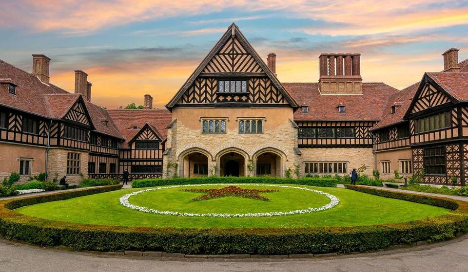 30 km von Berlin zum letzten preußischen Schloss und bedeutendsten Ort der Nachkriegsgeschichte: Inmitten englischen Landhausstils entschieden Truman, Stalin & Churchill über die Neuordnung Deutschlands