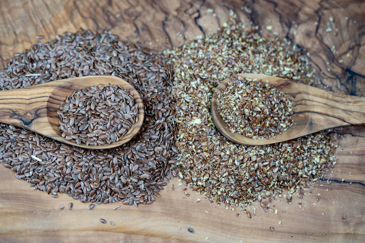Zwei Löffel mit Leinsamen