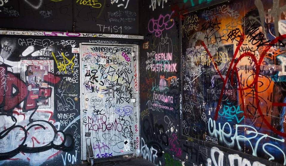 Versteckt unter den Bögen der Stadtbahn pulsiert roher Techno: Berlins kompromisslosester Underground-Club braucht keinen Dresscode – hier zählt einzig die Musik, ohne Schnickschnack!