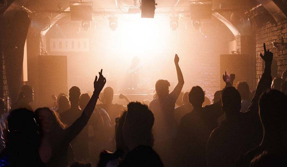 Jeden Sonntag wird in diesem Underground-Club barfuß gefeiert: Im Wohnzimmer-Ambiente groovt ihr entspannt auf Teppichen – ein vom Berliner Senat ausgezeichnetes Kulturformat