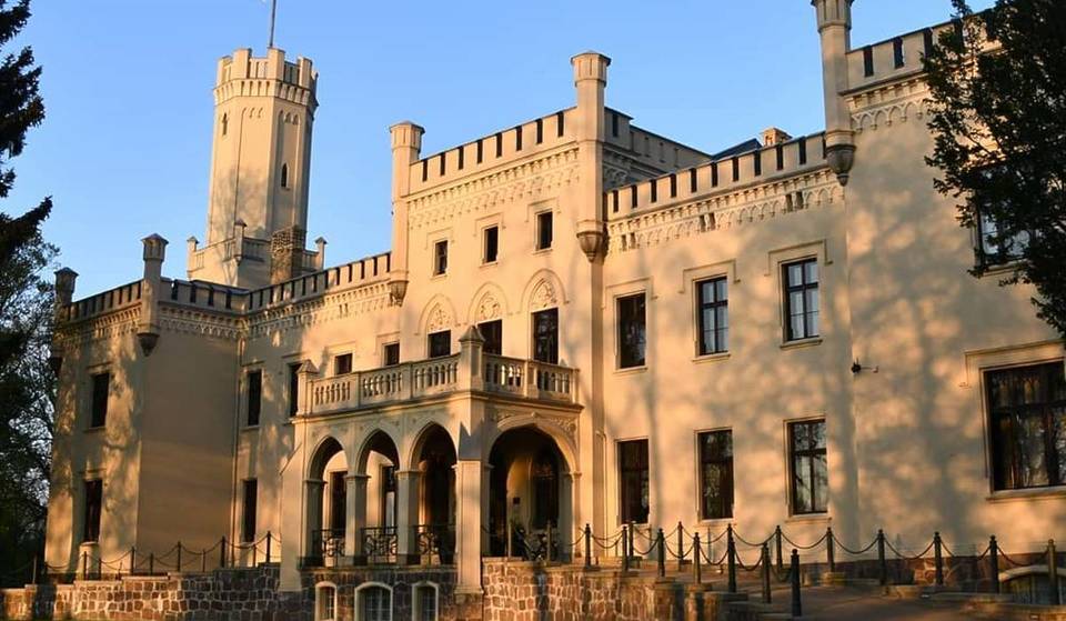 Just one hour from Berlin lies the castle estate where “Bibi &amp; Tina” was filmed: Tudor-style, located on a hidden lake – used for a variety of purposes from the GDR to film productions.