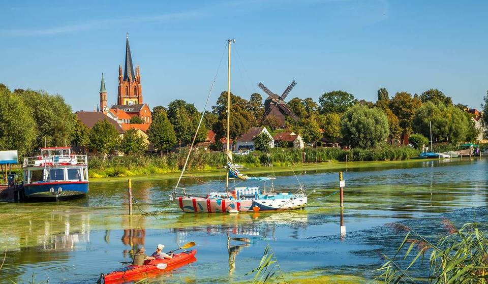 40 minutes from Berlin lies “Little Venice” and Brandenburg’s largest fruit-growing region: a historic old town surrounded by water and small bridges with Germany’s most famous tree blossom festival!