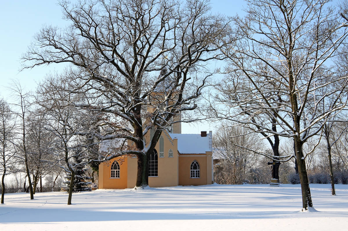 Schneebedeckte Kirche in Paretz