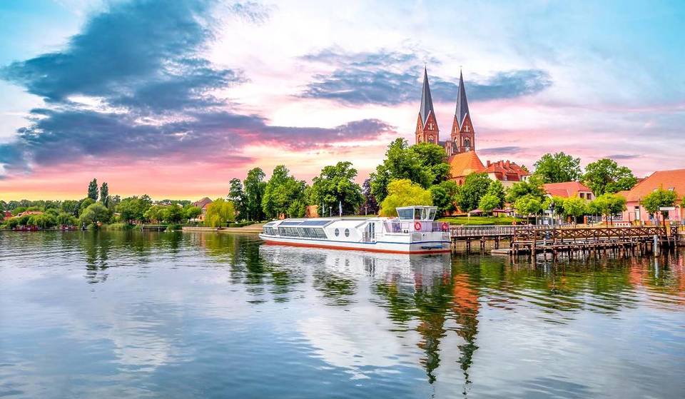1 hour from Berlin to the most Prussian city in Germany on Brandenburg’s largest lake: classicism around every corner — including Theodor Fontane’s early 19th-century birthplace.