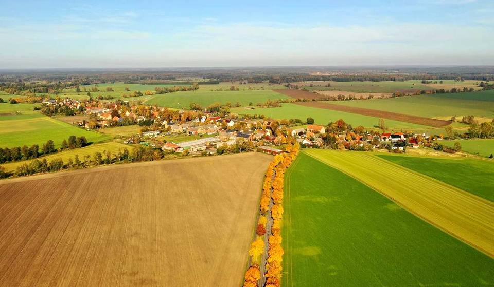 1 hour from Berlin to the most idyllic spot in Brandenburg with only 200 inhabitants: the most striking castle of Prussian culture and a peninsula with a medieval castle ruin.