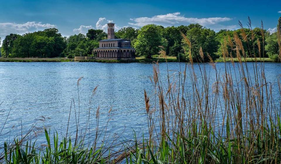 Just 30 minutes from Berlin to the city’s most beautiful walking trail: once a forbidden place on the “death strip,” today a UNESCO World Heritage Site—with a church that lies on the shore like a Venetian ship.