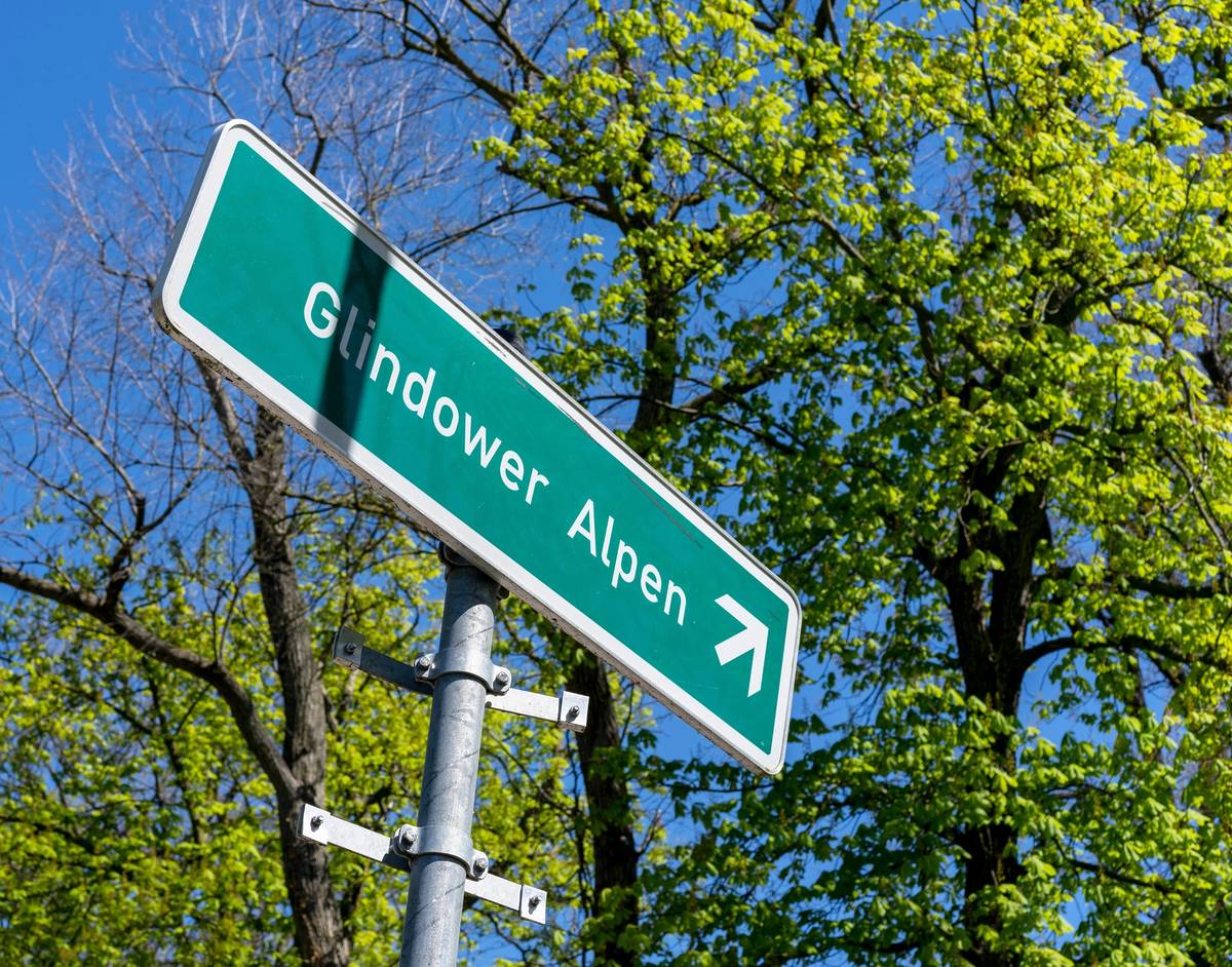 Schild zu den Alpen in Brandenburg
