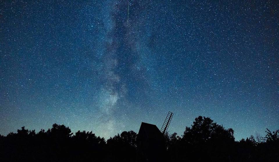 90 minuten van Berlijn ligt een van de donkerste plekken van Duitsland: in het eerste sterrenpark van het land kun je op ongeveer 1.347,5 km² de Melkweg zo duidelijk zien als anders alleen in het hooggebergte.