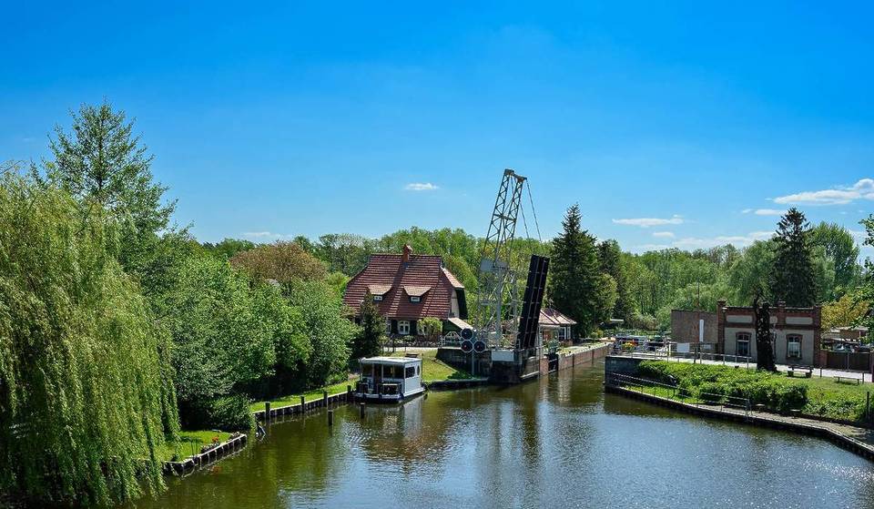 1 Stunde von Berlin zum Brandenburger Dorf, das den Auftakt zu Theodor Fontanes berühmtesten Werk gab: Mit 350 Einwohnern gilt dieser vom Wasser umflossene Ort als „Preußen-Juwel“
