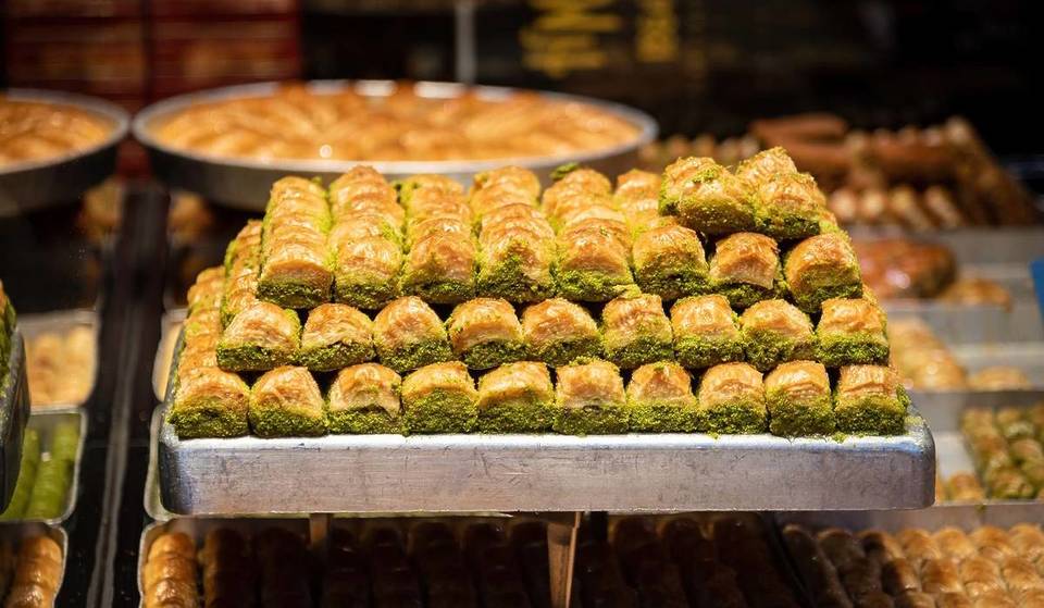 De grootste Arabische supermarkt van 2.000 m² is geopend: baklavatheke, groot aanbod aan halalvlees, fruit en groenten, drogisterijartikelen en bakkerijproducten.