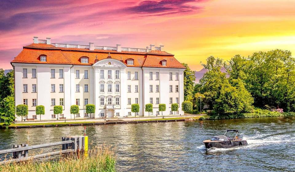Op slechts 20 km van het centrum van Berlijn ligt het enige volledig bewaard gebleven barokke kasteel van de stad: het ligt op een eiland en herbergt tegenwoordig het Kunstgewerbemuseum.
