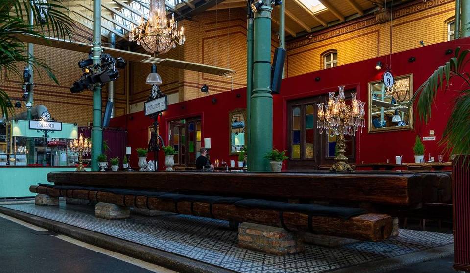 Meer dan 100 jaar geschiedenis en ooit 425 kraampjes in een van de oudste overdekte markthallen van Berlijn: vandaag vind je er Oostenrijkse Schmarrnkaiser, BBQ uit Alabama, specialiteiten uit Ghana en nog veel meer!