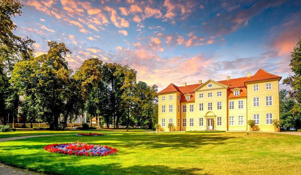 Op amper 2 uur van Berlijn ligt een sprookjesachtig eilandengroepje midden in Mecklenburg: het “3-Königinnen-Palais” en het Liebesinsel vertellen verhalen over de adel.