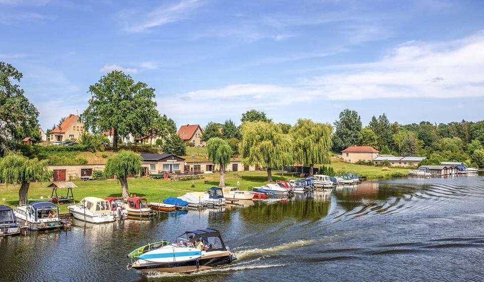 A circa un’ora da Berlino si trova la cinta muraria medievale meglio conservata della Germania: con i suoi 379 km² è la città più grande del distretto e vanta un centro termale riconosciuto dallo Stato.