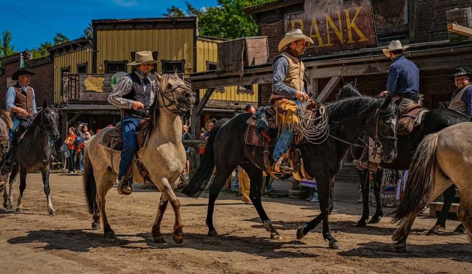 Nur 90 Minuten von Berlin zum größten Western-Themenpark Brandenburgs: Auf 7 Hektar findet ihr euch zwischen Stuntshows, Indianertänzen & Bullriding im Wilden Westen wieder!