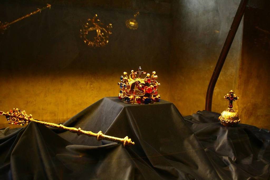 Krone und Stab auf einem Grab in der Hohenzollerngruft im Berliner Dom