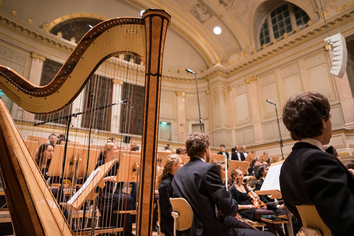 klassisches Orchester beim Proben in einem Konzertsaal