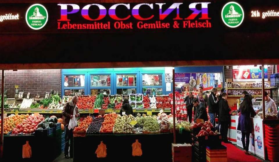 Das „Little Moscow“ von Berlin mit 24-Stunden-Supermarkt: 2000 Produkte aus Russland, darunter Pelmeni aus riesigen Truhen, 1000 Wodkasorten und Soljanka „wie bei Muttern“
