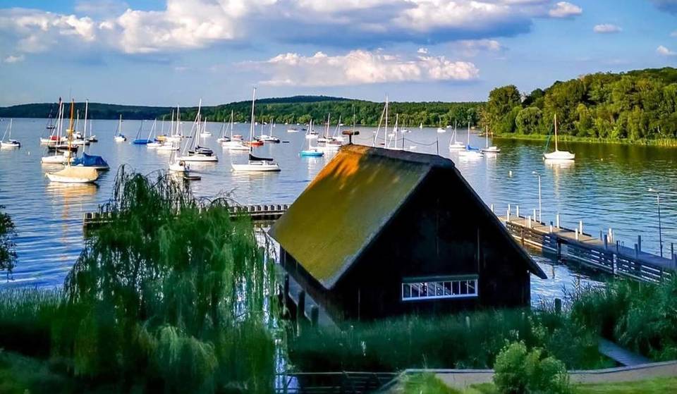 À seulement 20 minutes du centre-ville, l&rsquo;un des endroits les plus chics et discrets d&rsquo;Allemagne : « Ici, on respire le vrai luxe berlinois » – un quartier de villas avec des embarcadères privés sur seulement 25 hectares avec environ 30 terrains.