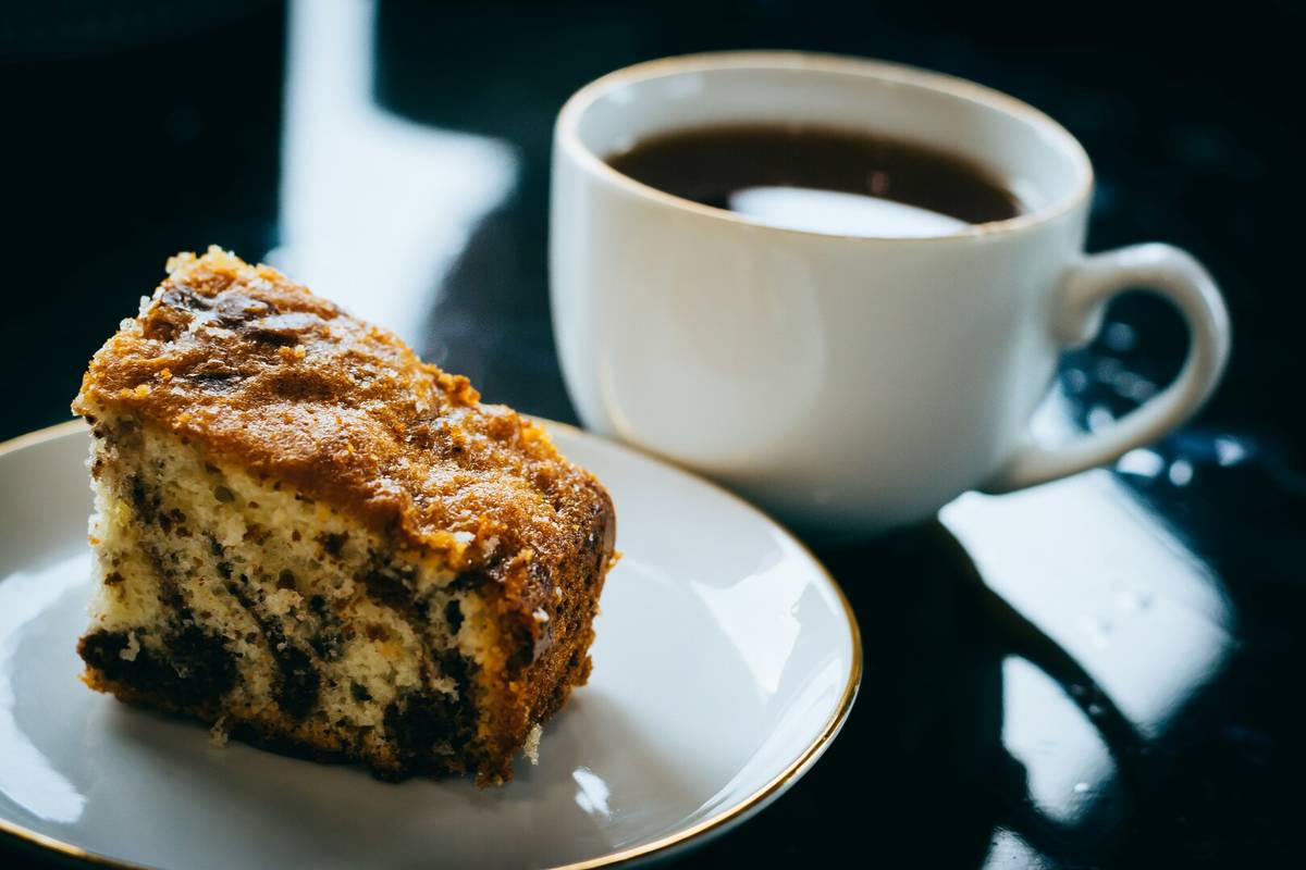 Kaffeetasse mit Kuchen im Café
