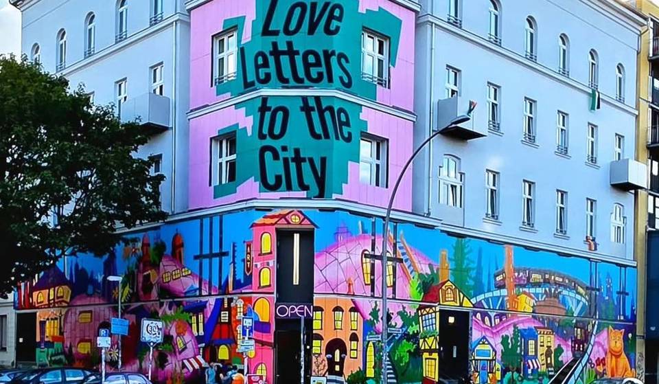 Una dichiarazione d’amore all’arte urbana: oltre 50 street artist internazionali e berlinesi creano una tela vivace piena di storie, emozioni e conflitti