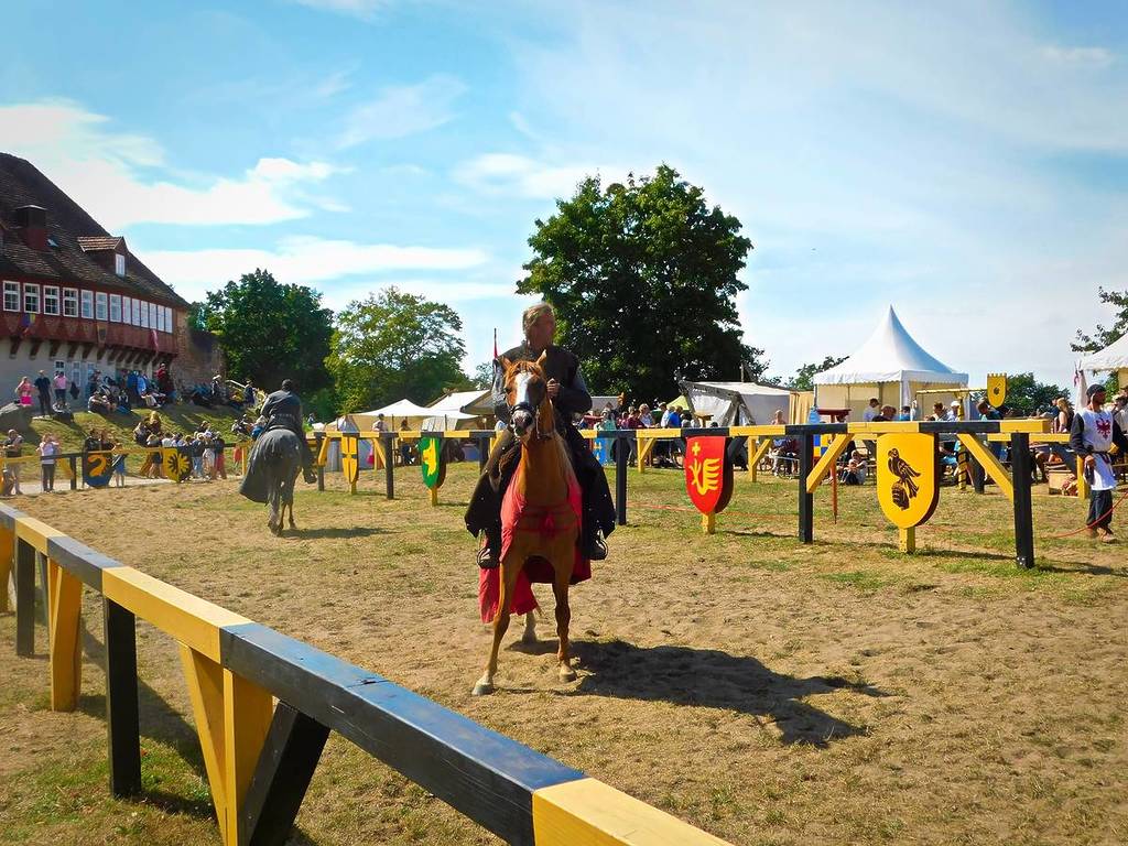 Ridders te paard tijdens het middeleeuwse festival