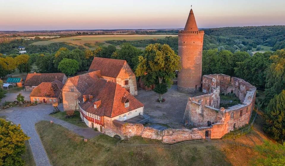 Op amper 2 uur rijden van Berlijn ligt een meer dan 750 jaar oude ridderburcht, die als meest noordelijke hooggelegen burcht van Duitsland bekend staat om zijn middeleeuwse feesten.