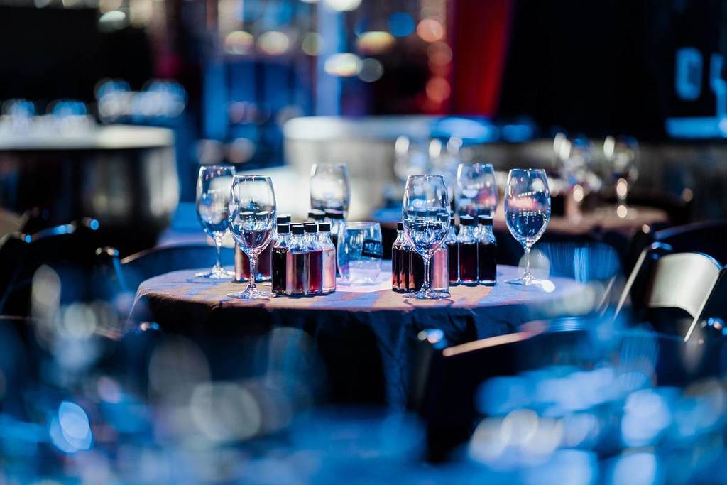 Close-up van wijnglazen op de tafel bij "An Idiot's Guide to Wine"