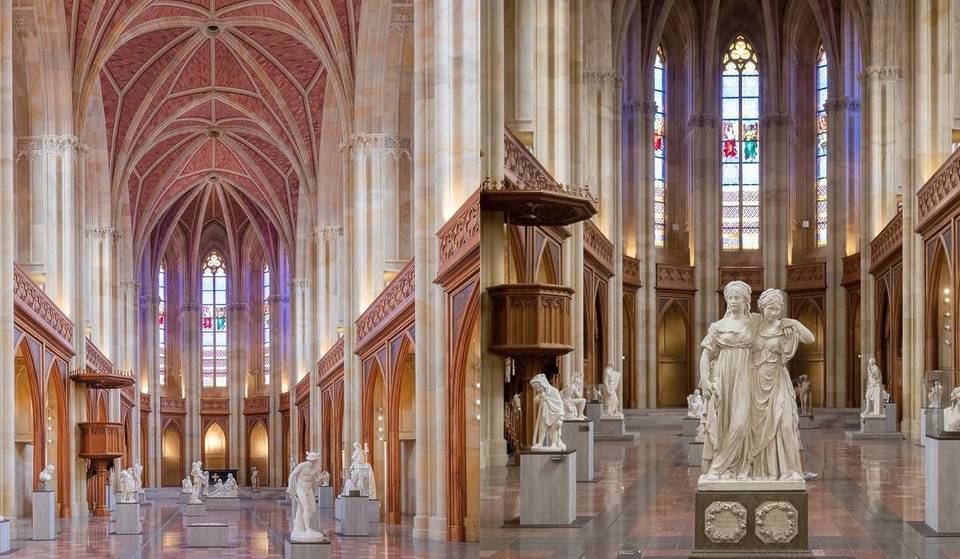 Mitten in Berlin findet ihr „Neugotische Architektur, wie ihr sie noch nie erlebt habt“: Roter Backstein, schlanke Spitzbogenfenster & zwei markante Türme entworfen von Karl Friedrich Schinkel