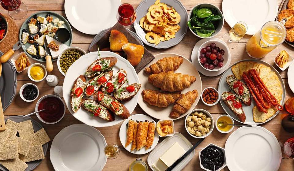 Il più grande brunch a buffet all-inclusive di Berlino: croissant, cotoletta alla viennese, sashimi di salmone e prosecco a volontà a partire da circa 49,90 euro nel mercato coperto più antico della città.