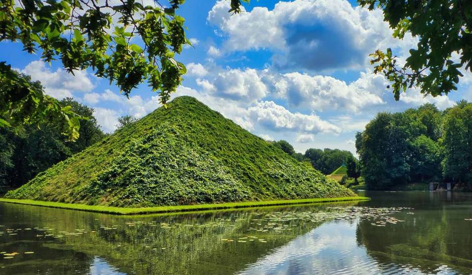 „Die Landschaft selbst soll mein Denkmal sein“: 1,5 Stunden von Berlin steht eine 15 Meter hohe Pyramide mitten in Brandenburg – inspiriert vom Alten Ägypten und als Grabmal aus Erde gestaltet