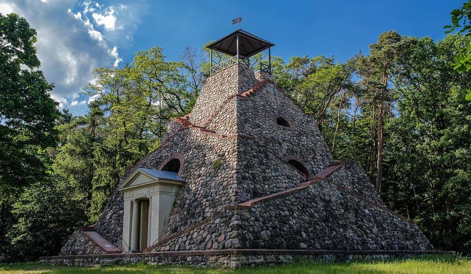 «Ci si aspetterebbe di trovarlo piuttosto nel deserto egiziano che nel Brandeburgo»: a soli 40 km da Berlino si trova la più grande piramide di pietra da campo della Germania, con un portale in arenaria in stile greco e una sala principale ottagonale