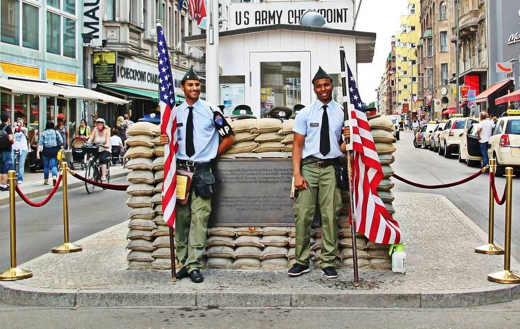 Checkpoint Charlie in Berlijn was de filmlocatie van de James Bond-film "Octopussy" met Roger Moore.