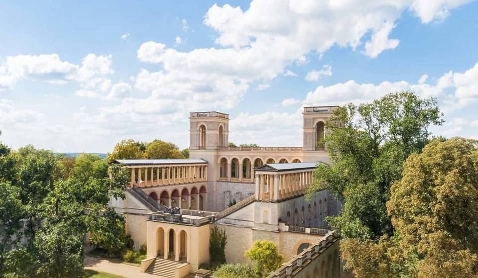 “A romantic vision of Italian Renaissance architecture in the heart of Brandenburg”: Just 35 km from Berlin, this castle rises 100 meters above the Havel lakes like a Mediterranean villa