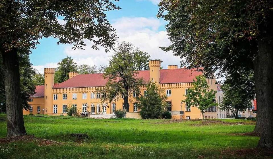 „Ein britisches Herrenhaus, das sich nach Brandenburg verirrt hat“: Nur 45 Minuten von Berlin entfernt liegt dieses preußische Schloss – ein Schinkel-Bau im Lenné-Park