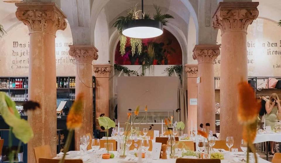 Brunch in un’ex cappella del cimitero: questo caffè berlinese porta il nome del “peso dell’anima umana” e affascina con un’atmosfera davvero sacrale!