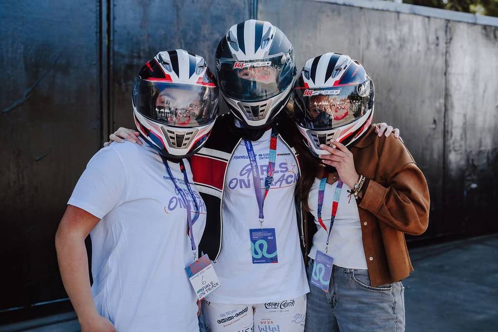 Bei "FIA Girls On Track" erkunden junge Frauen das Leben als Rennfahrerinnen.