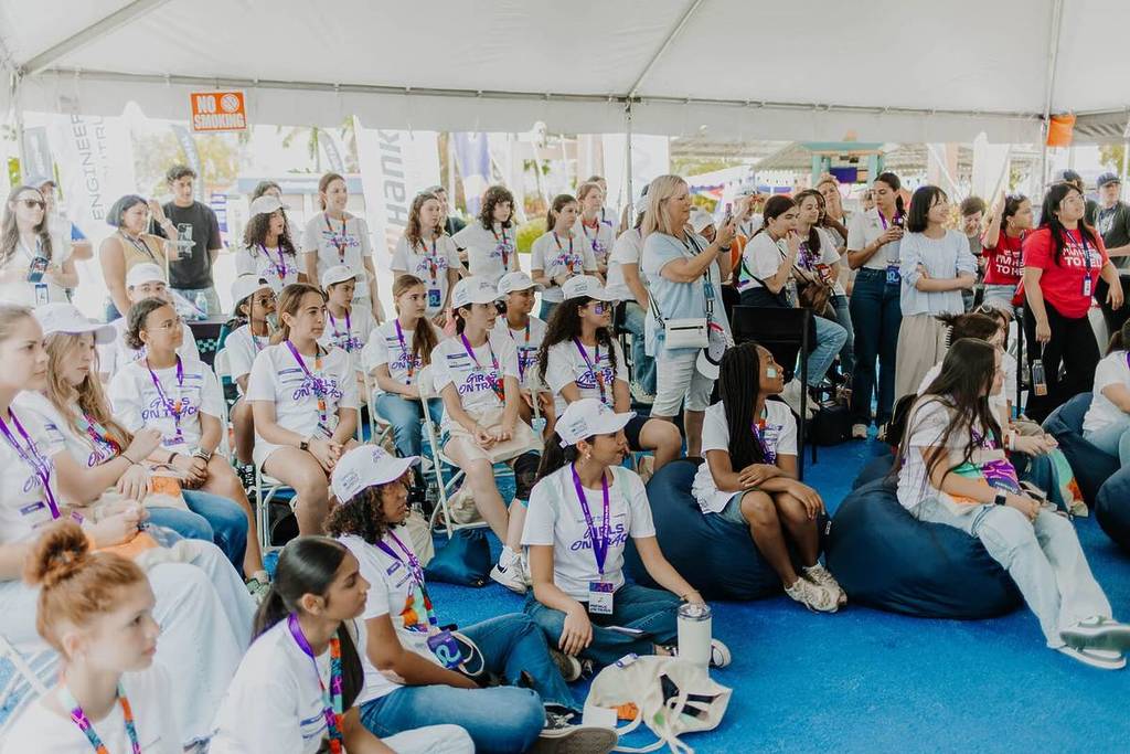 Eine Gruppe junger Frauen des "FIA Girls On Track"-Programms der Formular E.