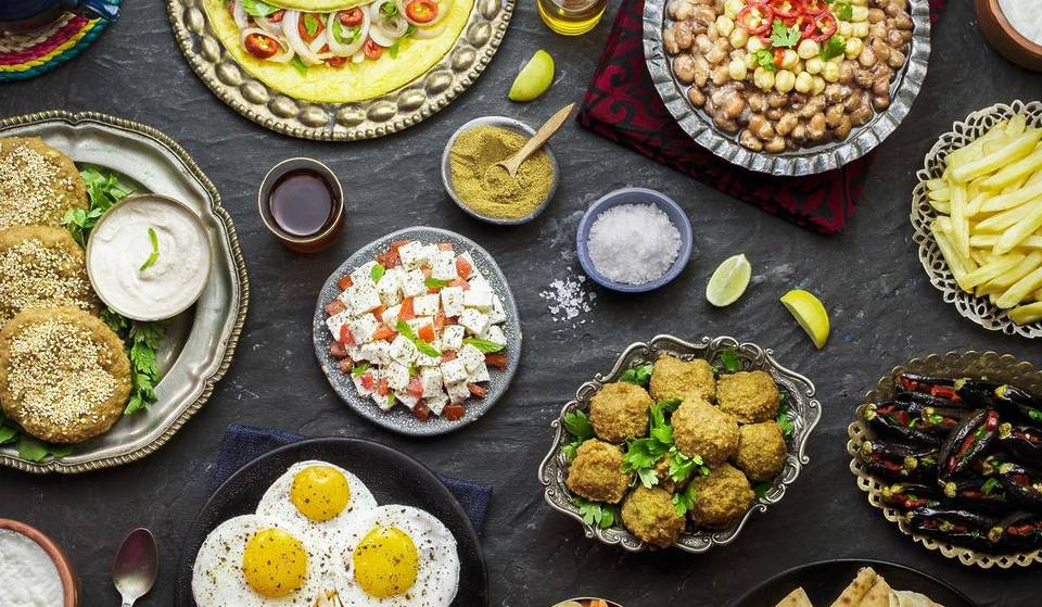 Für nur 25€ das beste palästinensische All-you-can-eat-Brunch in Berlin genießen: Jeden Sonntag gibt es hier grenzenlos Hummus, Falafel, Manakish, Börek &amp; mehr!
